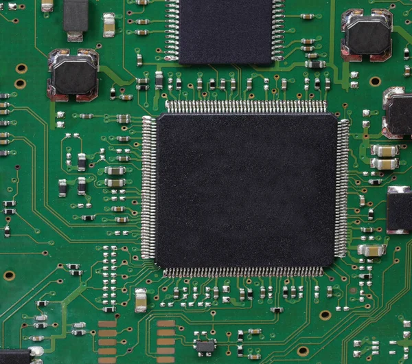 在Firewall的电子板中装有微型化芯片和晶体管二极管等元件的电路连接到互联网上 — 图库照片