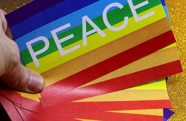 Hand Håller Peace Flaggor Som Spelkort Symboliserar Behovet Att Spela — Stockfoto