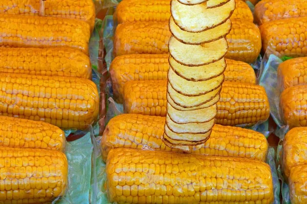 Cozinhou Espigas Milho Amarelo Com Filme Plástico Espeto Batatas Fritas — Fotografia de Stock
