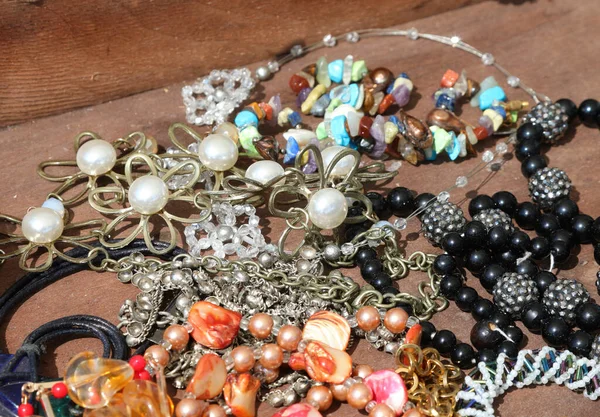 古董跳蚤市场摊位出售的珍稀珍珠耳和珠子项链及手镯 — 图库照片