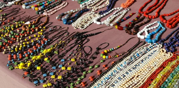 Stand Mit Bunten Vintage Perlenketten Auf Dem Flohmarkt — Stockfoto