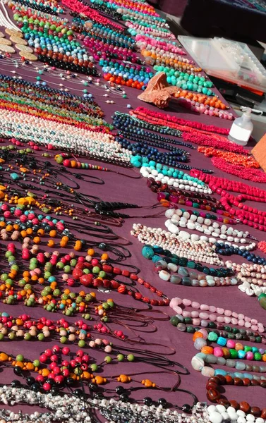 Большой Ассортимент Разноцветных Бусин Ожерелья Отображается Прилавок Винтажных Модных Аксессуаров — стоковое фото