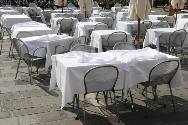 Małe Stoliki Białym Obrusem Pustymi Krzesłami Europejskim Rynku Miejskim Bez — Zdjęcie stockowe