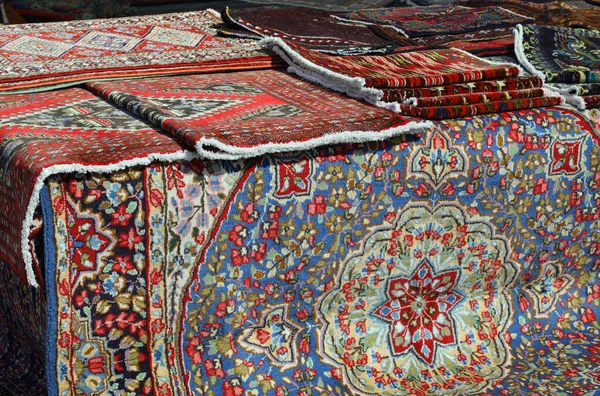 Stand Mit Vielen Edlen Orientalischen Teppichen Zum Verkauf Auf Dem — Stockfoto