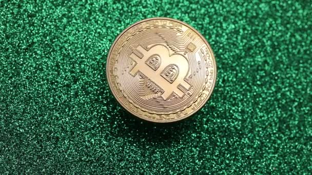 Goldene Bitcoin Münzen Drehen Sich Auf Grünem Glitzerhintergrund — Stockvideo