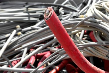 Geri dönüşüm için kullanılan kabloların konteynerinde çok yüksek voltajlar için elektrik kablosunun geri dönüşümlü bakır çekirdeği