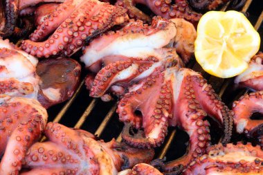 Restoranda ızgara yapılmış ahtapot dokunaçları balık yemekleri ve limon konusunda uzmanlaşmış.