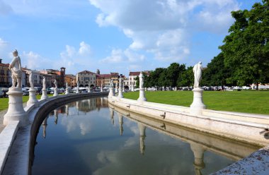 Prato della Valle, Veneto REGION 'daki Padua City' de büyük bir halk meydanı olup merkezi ada ünlü tarihi figürler ve küçük bir su kanalı ile çevrilidir.