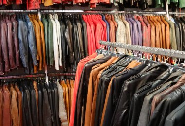 Alışveriş merkezindeki moda deri eşya dükkanında satılık gerçek deri ceketler.