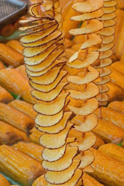 Espetos Longos Batatas Fritas Com Casca Espigas Milho Orgânico Amarelo — Fotografia de Stock