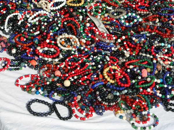 Stapels Van Veel Kazige Kleurrijke Kralen Armbanden Armbanden Koop Vlooienmarkt — Stockfoto