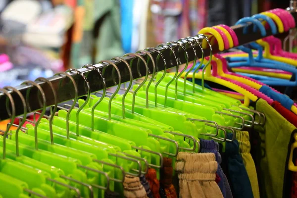 Πολλές Κρεμάστρες Παλτό Ρούχα Κρέμονται Προς Πώληση Στο Κατάστημα Παιδικών — Φωτογραφία Αρχείου