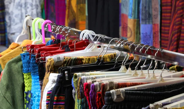 Mnoho Módní Etnický Styl Oblečení Jasných Barvách Prodej Obchodě Oblečením — Stock fotografie