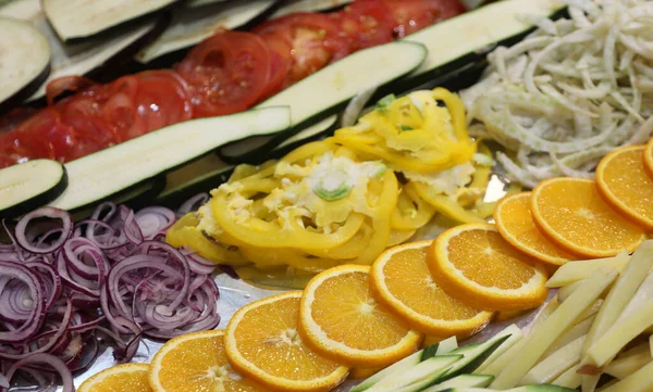 Προετοιμασία Ακατέργαστων Λαχανικών Κρεμμύδια Πιπεριές Μελιτζάνες Και Φέτες Φρέσκων Πορτοκαλιών — Φωτογραφία Αρχείου