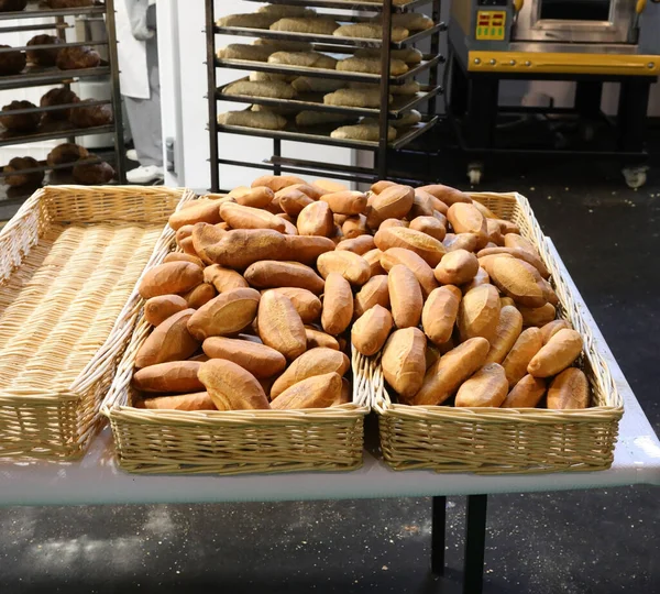 在法国的巴黎面包店里 欧洲有许多香喷喷的烘焙面包 — 图库照片