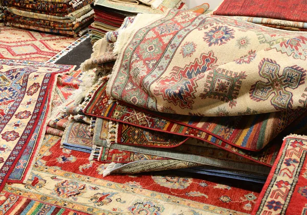 地毯店的细部 有许多没有人的彩色几何图案的波斯毛毯 — 图库照片