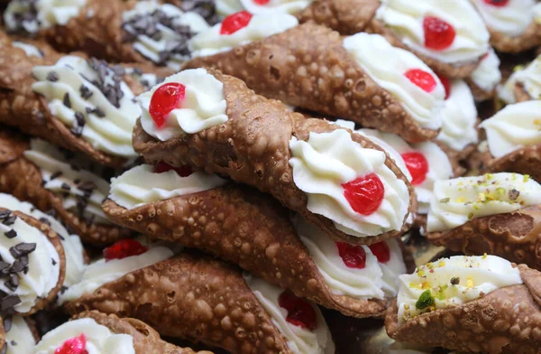 Bakverk Med Röda Körsbär Som Kallas Sicilian Cannoli Och Som — Stockfoto