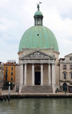 Kilisenin Büyük Kubbesi İtalya 'daki Venedik Adası' ndaki Aziz Simeon Piccolo 'ya ve Büyük Kanal' ın suyuna adanmıştır.