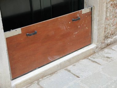 İtalya 'daki Venedik adasında gelgit sırasında evin girişini korumak için ahşap ve çelikten sağlam bir bölme.