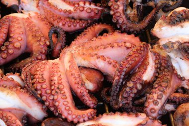 Restoranda ızgara ahtapot pişirilmiş, deniz ürünleri üzerine uzmanlaşmış.