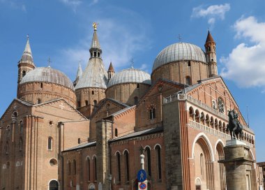 Saint Anthony Bazilikası ayrıca Kuzey İtalya 'da Veneto Bölgesi' nde Santo Antonio di Padova olarak da adlandırılır.