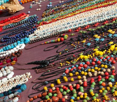 El yapımı mücevherler ve moda aksesuarlarında satılık bir sürü inci gerdanlık var.