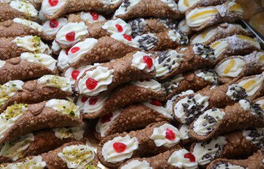 SICILIAN CANNOLI adı verilen kırmızı kirazlı pastalar Güney Avrupa 'da İtalya' da Akdeniz 'de SICILY adasının tipik tatlılarıdır.