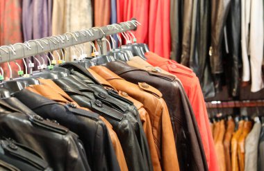 Alışveriş merkezindeki moda deri eşya dükkanında satılık gerçek deri ceketler var.