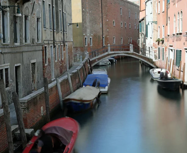 Venedik Adasının Seyir Edilebilir Kanalı Tekneleri Uzun Pozlu Fotoğraf Çekme — Stok fotoğraf