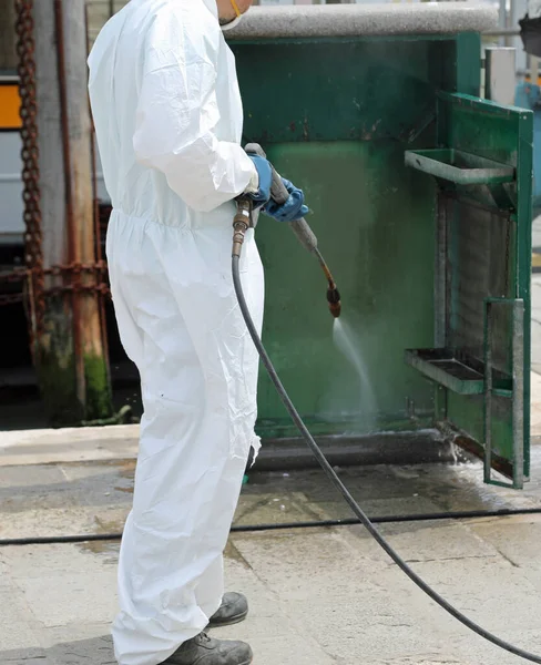 Trabajador Empresa Control Plagas Con Traje Protector Blanco Mientras Limpia — Foto de Stock