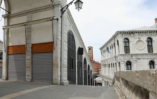 Uzavřené Okenice Mostě Rialto Ostrově Venice Itálii Jsou Obvykle Obsazené — Stock fotografie
