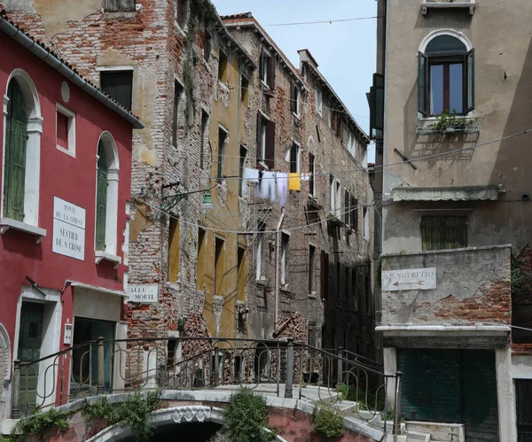 Przebłysk Starożytnych Domów Wenecji Włochy Europie Południowej Nazwami Alejek Ścianach — Zdjęcie stockowe