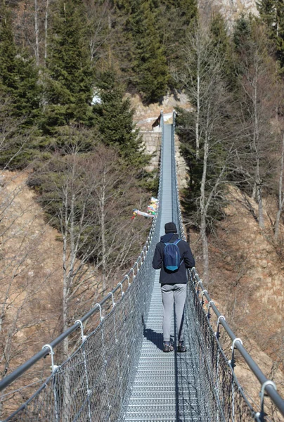 Niño Caminando Largo Del Puente Colgante Hecho Fuertes Cuerdas Acero — Foto de Stock