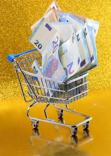 Carrinho Compras Com Muitas Notas Europeias Que Fundo Dourado Simboliza — Fotografia de Stock
