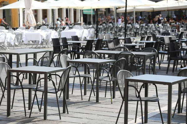 Avrupa Kentinin Meydanındaki Açık Restoranda Müşterisiz Boş Sandalye Masalar Tecrit — Stok fotoğraf