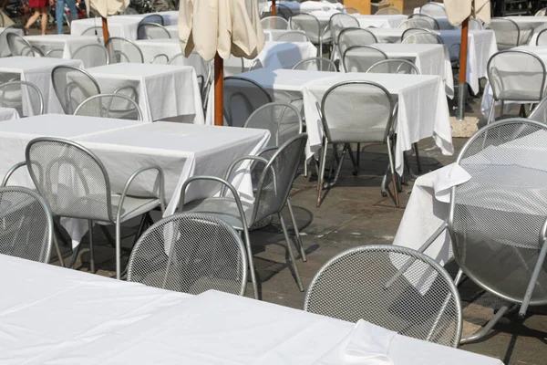 Cadeiras Vazias Mesas Sem Clientes Restaurante Livre Praça Cidade Europeia — Fotografia de Stock