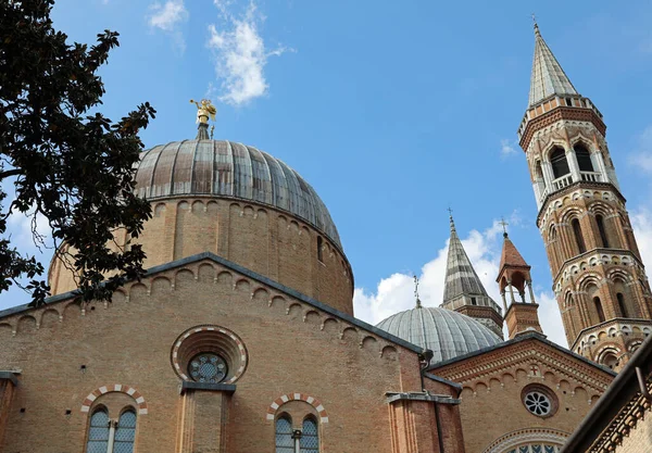 位于意大利帕多瓦市的圣安东尼大教堂的钟塔和圆顶也被称为Santo Antonio 意大利语 Santo Antonio 金色天使用来指示风向 — 图库照片