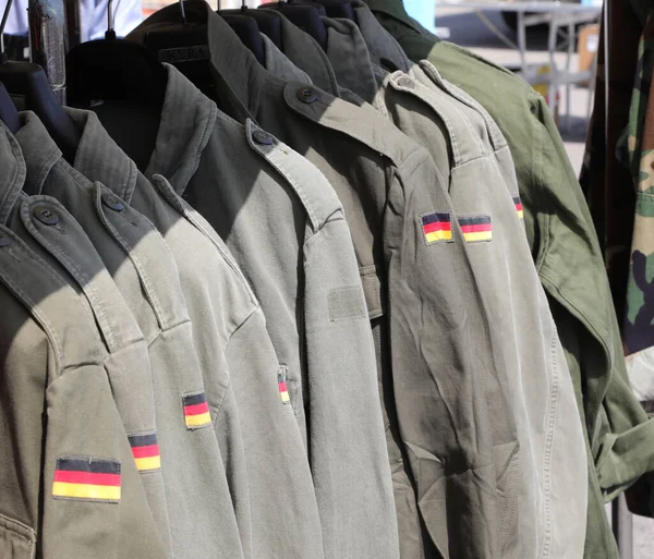 Giacche Verdi Militari Usati Con Bandiera Dell Esercito Tedesco Vendita — Foto Stock