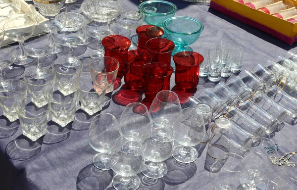 벼룩시장에서 판매되는 빈티지 스타일의 희귀하고 과붉은 리큐어 술잔을 모은다 — 스톡 사진