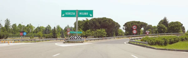 Svincolo Autostradale Con Indicazioni Italiane Città Venezia Sulla Sinistra Milano — Foto Stock