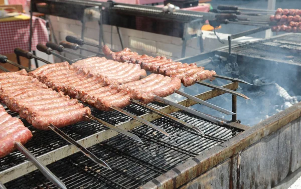 Espetos Salsichas Carne Enquanto Cozinha Grelha Restaurante Especializado Pratos Churrasco — Fotografia de Stock