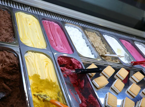 夏にはトロピカルビーチのアイスクリームパーラーで様々な味のアイスクリームやその他のアイスクリームクッキーが販売されます — ストック写真