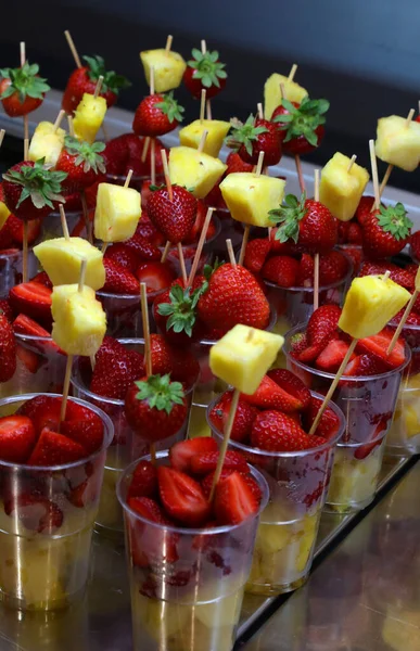 Skewers Fresh Fruit Strawberries Pineapple Slices Glasses Sale Tropical Beach — Stock Photo, Image