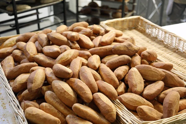 Många Bitar Nybakat Bröd Till Salu Det Europeiska Bageriet — Stockfoto