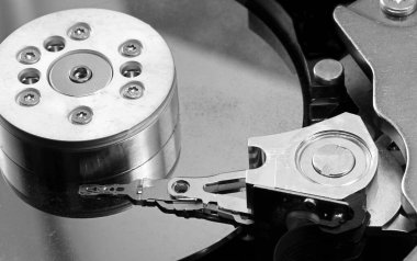Cilalanmış metal diskleri olan bir SATA sabit diskinin okuma başlığının ayrıntıları