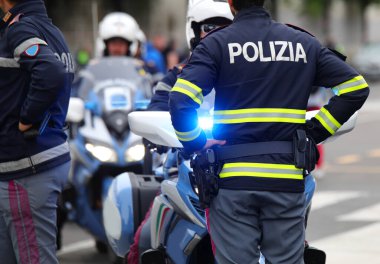 POLİZYA yazılı üniformalı İtalyan Polis Memuru. Bu da polis ve sirenli motosikletin organize suçla mücadele baskını sırasında açıldığı anlamına geliyor.
