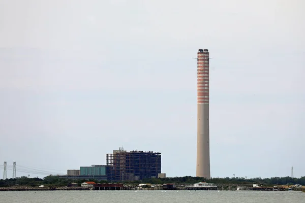 Hoge Schoorsteen Van Warmtekrachtcentrale Tijdens Aanpassingswerkzaamheden Voor Installatie Van Voorzieningen — Stockfoto