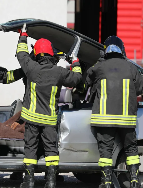 Odważni Strażacy Usunąć Szczyt Uszkodzonego Samochodu Indeks Drogowy Autostradzie — Zdjęcie stockowe
