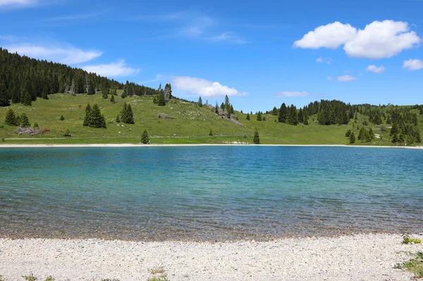 Petit Lac Avec Eau Claire Des Montagnes Alpines Arrière Plan — Photo