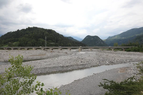 Lång Bro Över Floden Tagliamento Norra Italien Med Lite Vatten — Stockfoto